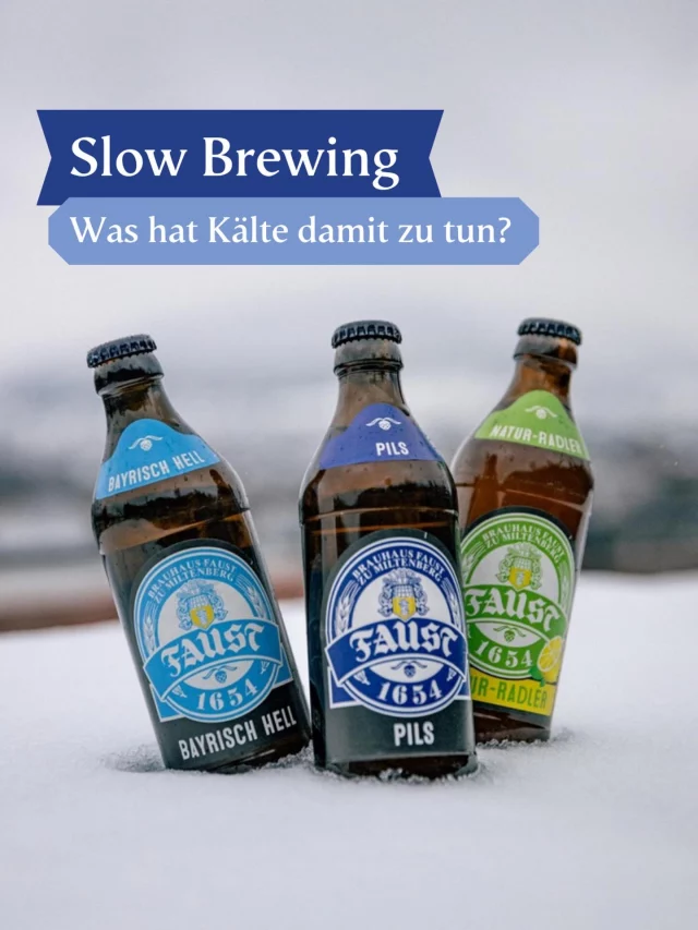 Slow Brewing und Kälte, wie gehört das zusammen?🧐

Wir sind leidenschaftliche Slow Brewer! Dazu gehört neben ausreichend Zeit zum Gären und Reifen unserer Biere auch die richtige Temperatur. 🌡️❄️

Früher sorgte tatsächlich Eis für die nötige Kälte, weshalb nur im Winter Bier gebraut werden konnte - heute haben wir dafür moderne Kältemaschinen.🥶 Durch die kalte Gärung und Reifung arbeitet die Hefe deutlich langsamer und damit schonender, was für ein hochwertiges und besonders bekömmliches Bier sorgt.🍺
So wird durch passende Kälte purer Genuss! ☺️🍻