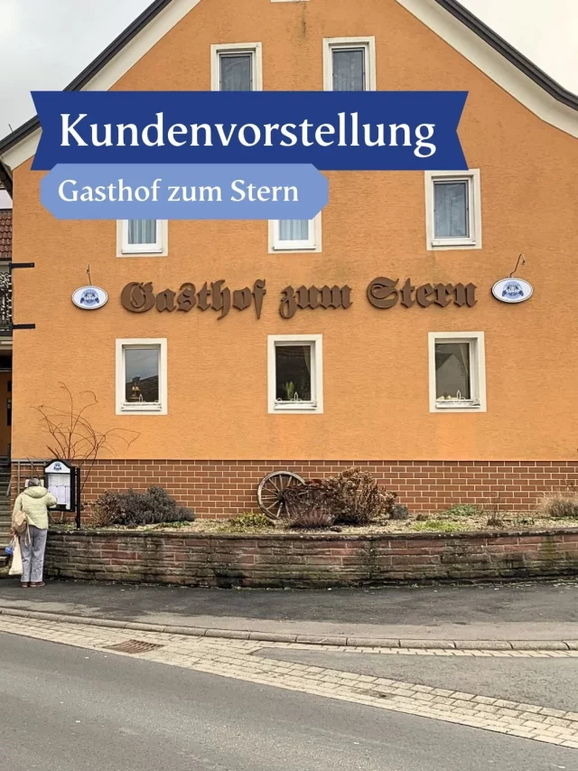 Im Gasthof „Zum Stern“ in Triefenstein-Rettersheim gibt es nun seit Jahresbeginn unser Bier! 🍺 Der Traditionsgasthof existiert bereits seit 1826 – und damit feiert er in diesem Jahr bereits sein 200-Jähriges Jubiläum. 📜

Seit mittlerweile sechs Generationen ist er im Besitz der Familie Jeßberger – allesamt Wirtsleute mit Leib und Seele. Der aktuelle Besitzer und Betreiber Joachim Jeßberger besuchte unser Miltenberg tatsächlich schon im letzten Jahr zur Michaelismesse. 🎡 Gemeinsam mit seinem Personal, Familie und Freunden konnten sie so zur schönsten Zeit im Jahr unser Brauhaus kennenlernen!

Mit einer großen Terasse und viel Platz im Innenbereich bietet der Gasthof Platz für bis zu 250 Gäste, die dort regelmäßig mit regionalen, gutbürgerlichen Speisen versorgt werden. 🍽️ Doch auch die vielen saisonalen Gerichte und besondere Events werden von vielen Stammgästen geschätzt. In bester Wirtshausatmosphäre kommt hier definitiv jeder auf seine Kosten! 🍻

#faustbier #gasthofzumstern #brauerei