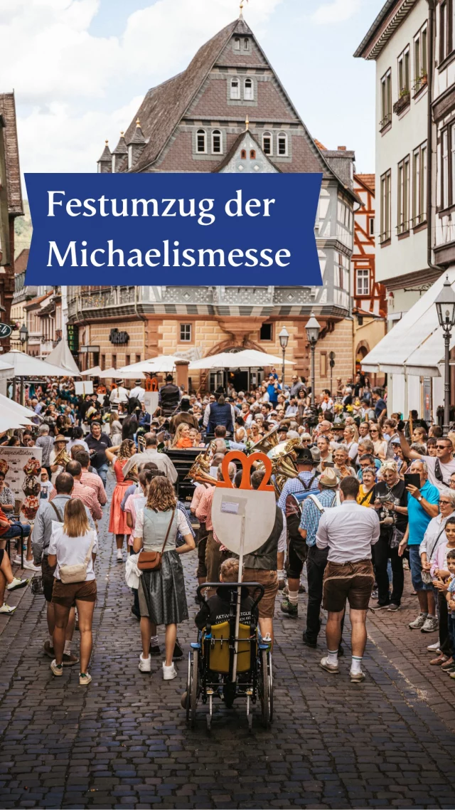 Das war der Festzug zur Michaelismesse!🎉🍺 

Bei bestem Wetter ging’s durch die Miltenberger Altstadt bis zur Messe – und ihr wart zahlreich dabei!🙌

Mit rund 115 Leuten waren wir als Faust-Familie unterwegs: ca. 90 Faust-Mitarbeiter & Familienmitglieder und über 20 Mitglieder unseres FamClubs. 💙

Wir haben verteilt:
🍺 10 Fässer Freibier für die Zuschauer
🍬 Bonbons von unseren kleinsten Festzugsteilnehmern

Danke an alle, die den Straßenrand so voll gemacht und mit uns gefeiert haben! 🥳

#miltenberg #michaelismesse #fest #faust #faustbier